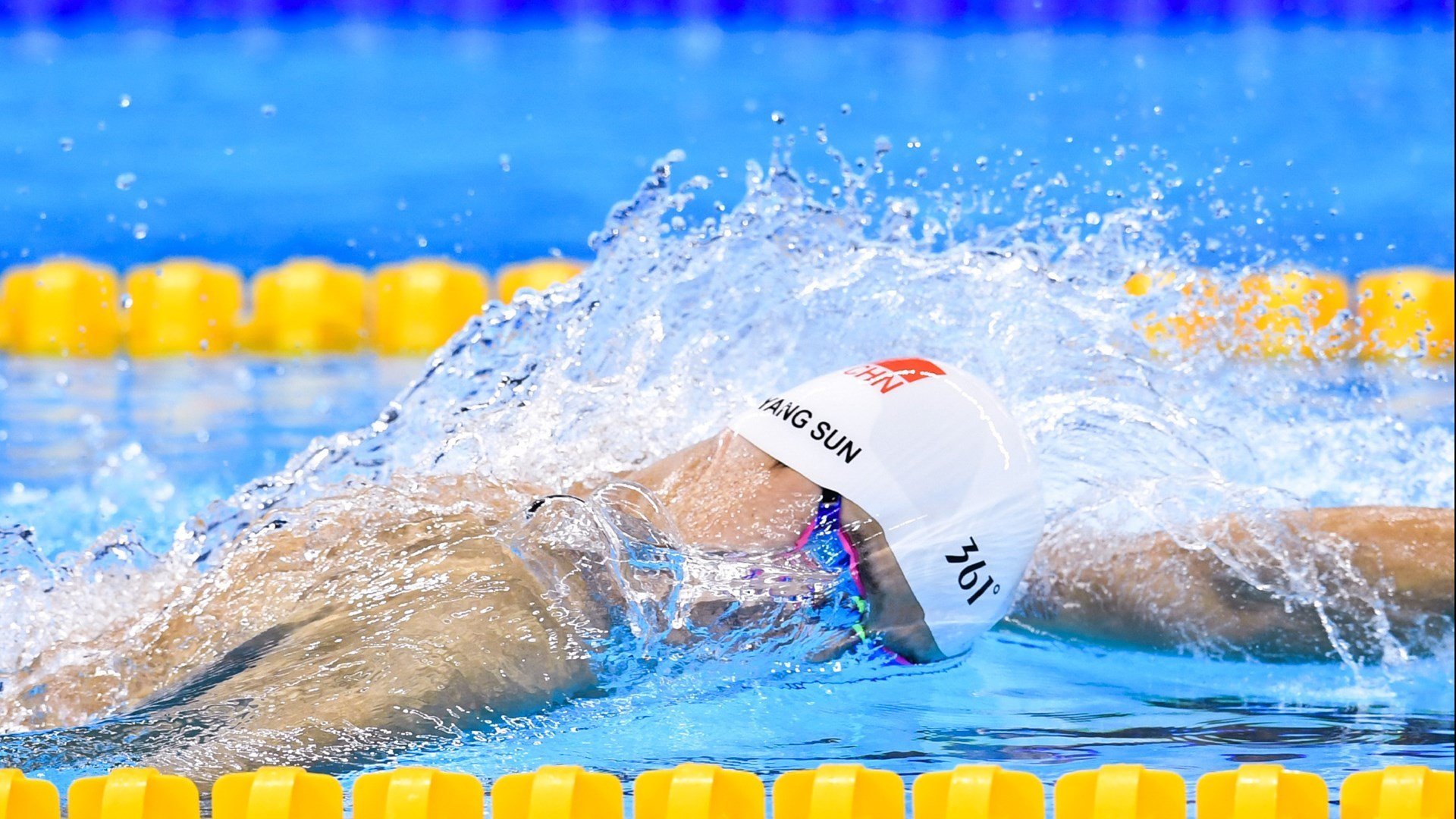 “高新体育中心武术赛：选手瞬间爆发，精彩技巧瞬间击倒对手”