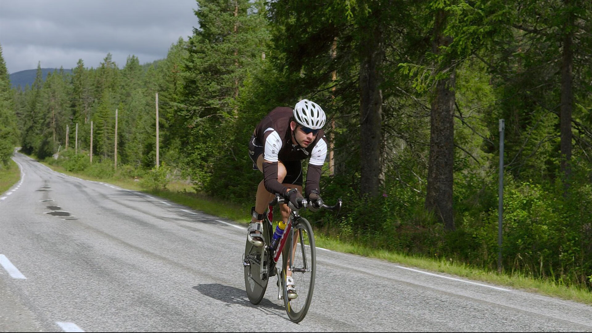 中超积分榜竞争白热化争冠与保级悬念并存，中超最终积分