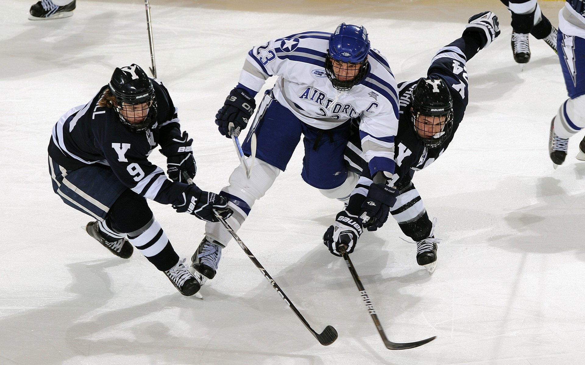 哈兰德的身体对抗能力在英超赛场尤为突出,哈兰德过人集锦